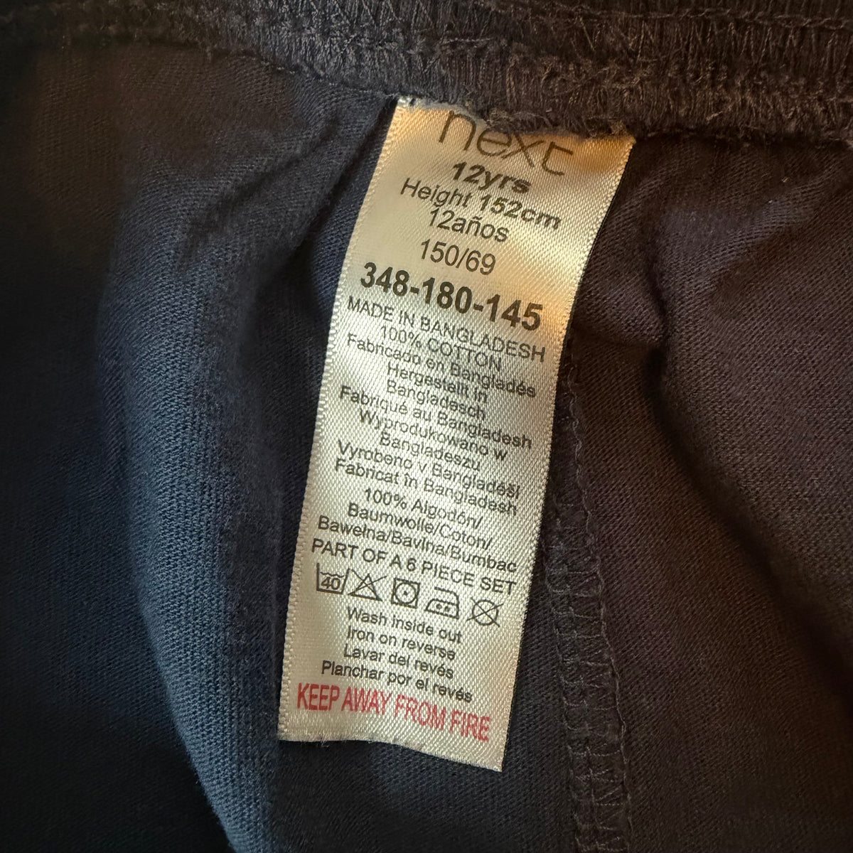 Dunkelblaue Kinder-Jogginghose mit Bindeband und rot-weißem Streifen am Bein – label