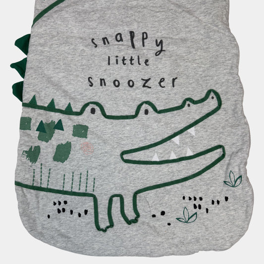 Grauer Kinder-Schlafsack mit Krokodil-Print und Schulterknöpfen – detail