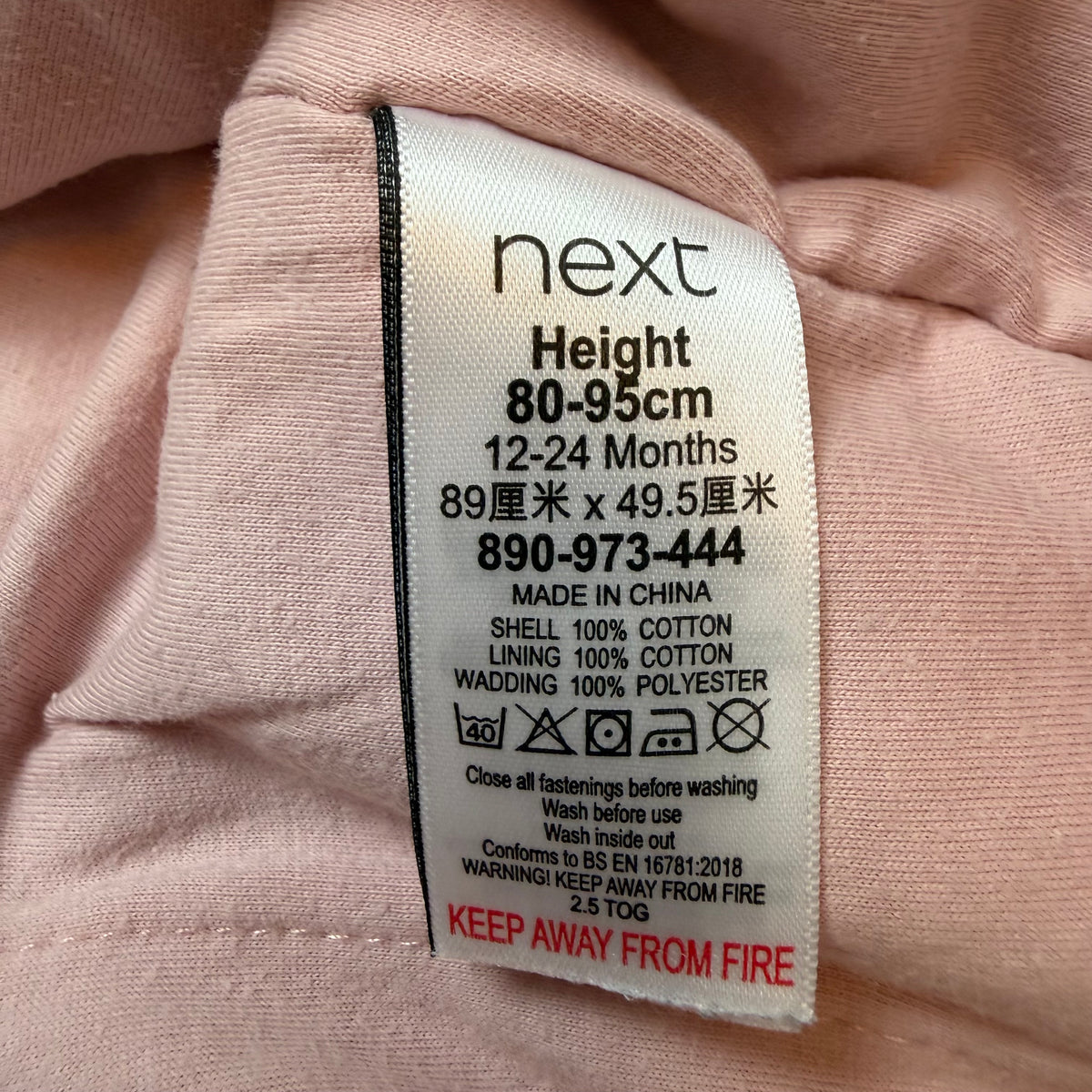 Rosa-grauer Babyschlafsack mit Sprenkelmuster und Hasengesicht, seitlicher Reißverschluss – label