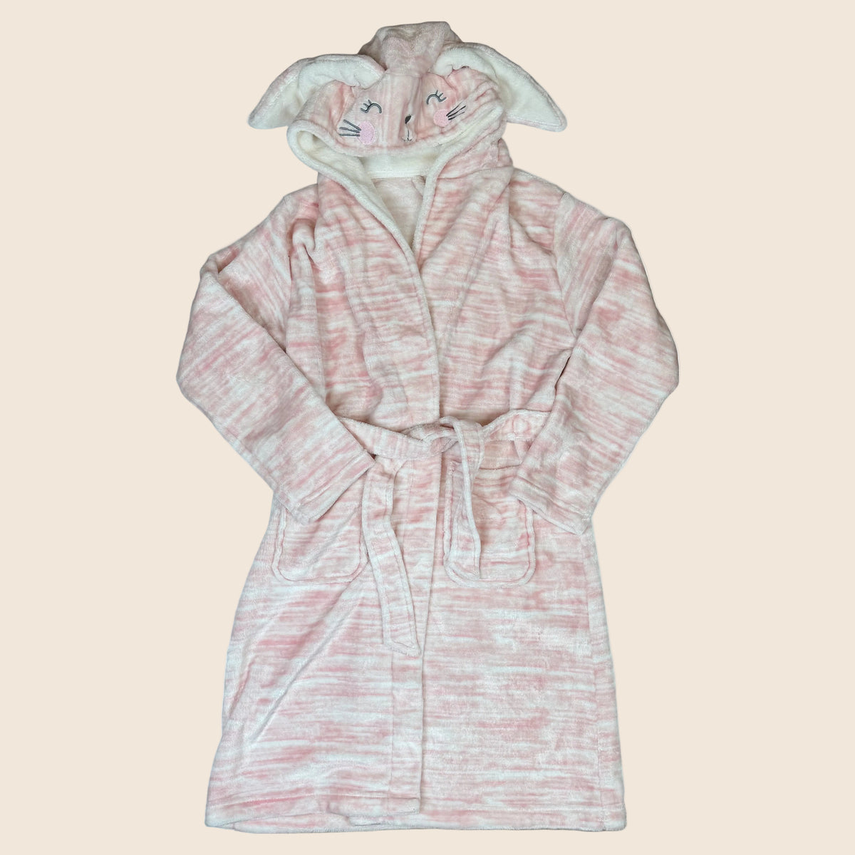 Rosa Fleece-Bademantel für Kinder mit Hasenohren an der Kapuze, Bindegürtel und Taschen – front