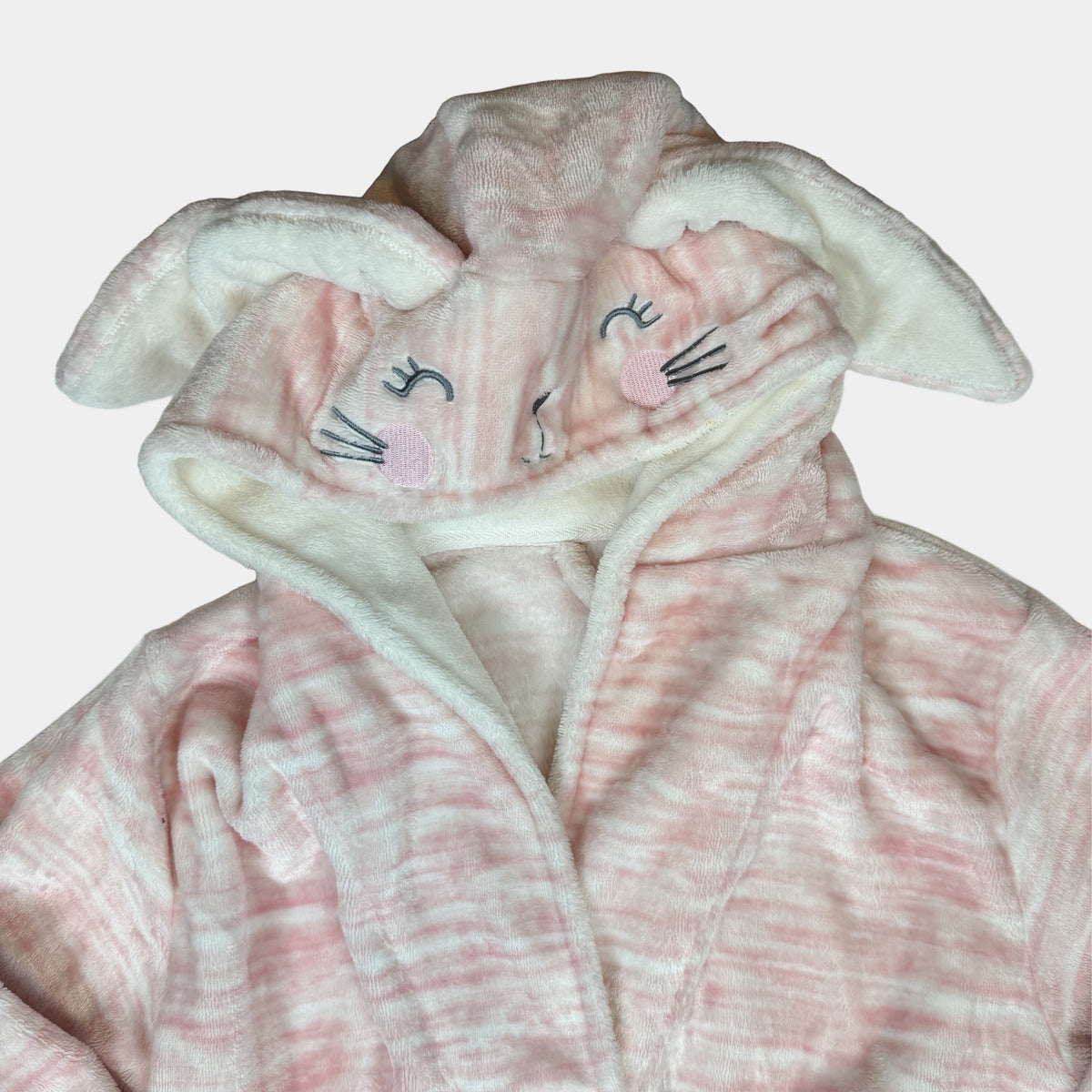 Rosa Fleece-Bademantel für Kinder mit Hasenohren an der Kapuze, Bindegürtel und Taschen – detail