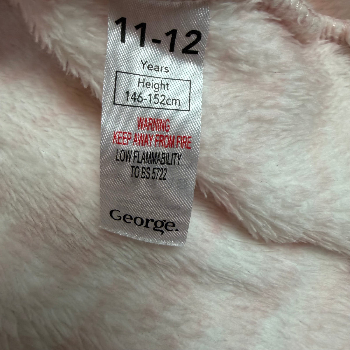 Rosa Fleece-Bademantel für Kinder mit Hasenohren an der Kapuze, Bindegürtel und Taschen – label