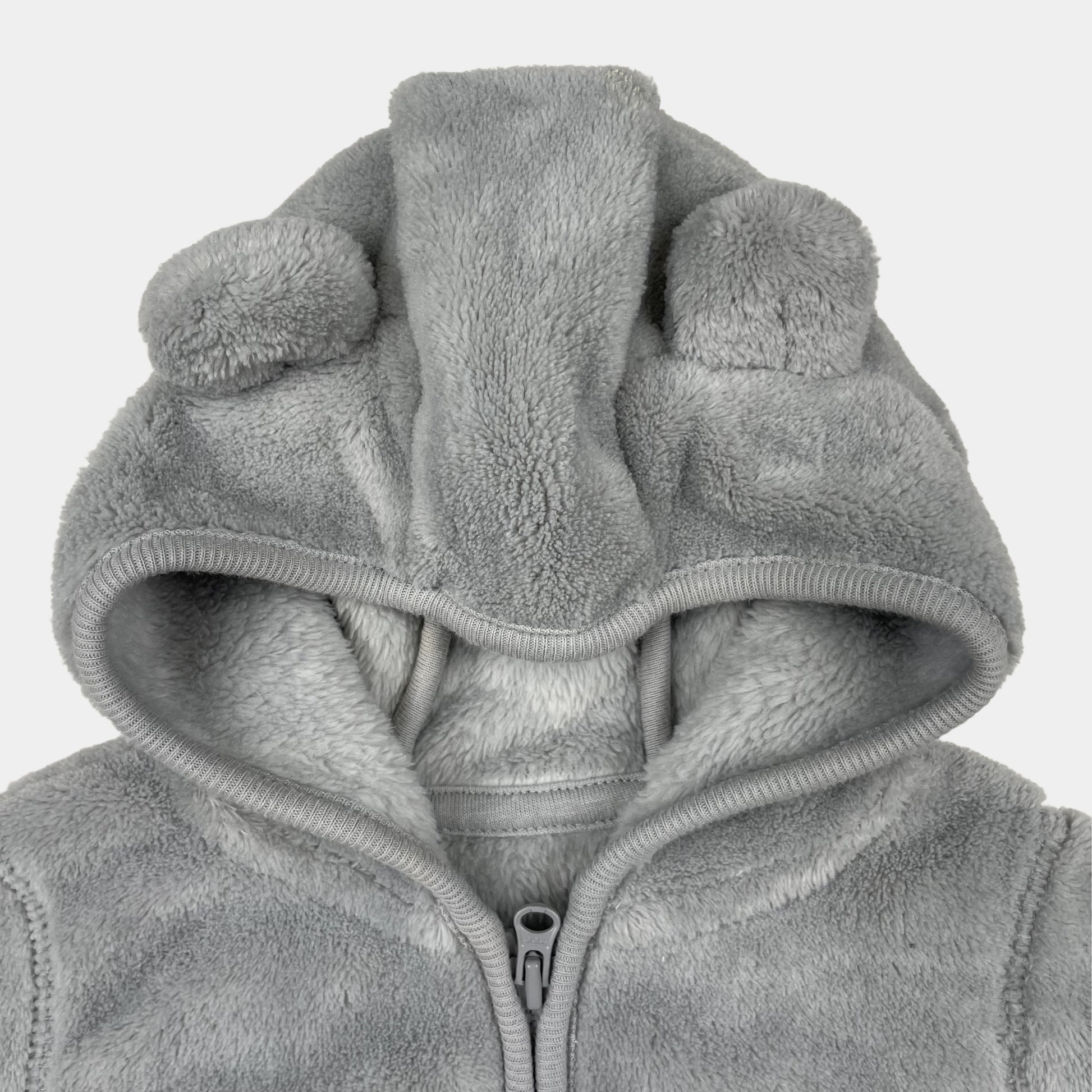 Graue Fleecejacke mit niedlicher Ohrenkapuze für Babys – flatlay