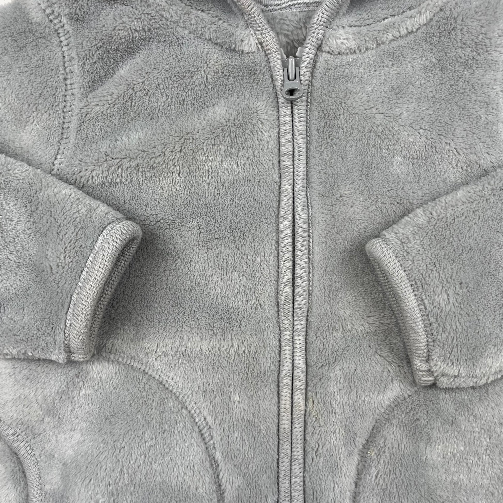 Graue Fleecejacke mit niedlicher Ohrenkapuze für Babys – detail