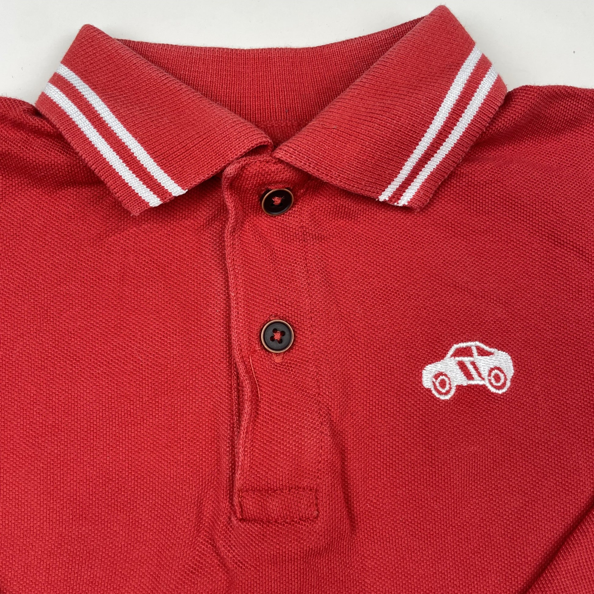 Rotes Baumwoll-Hemd mit Auto-Stickerei und langen Ärmeln – collar