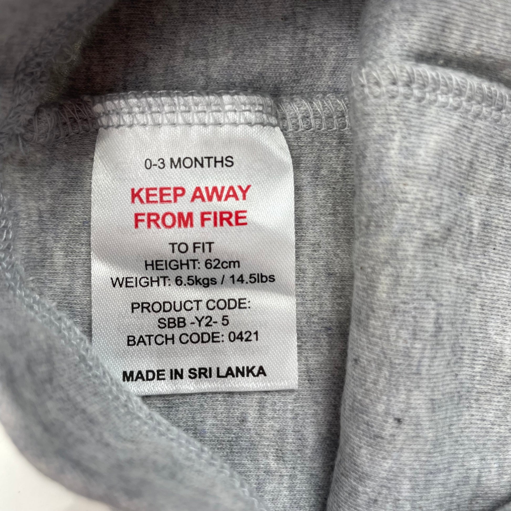 Graue Hose aus Baumwolle für Babys mit elastischem Bund und Bündchen. – label