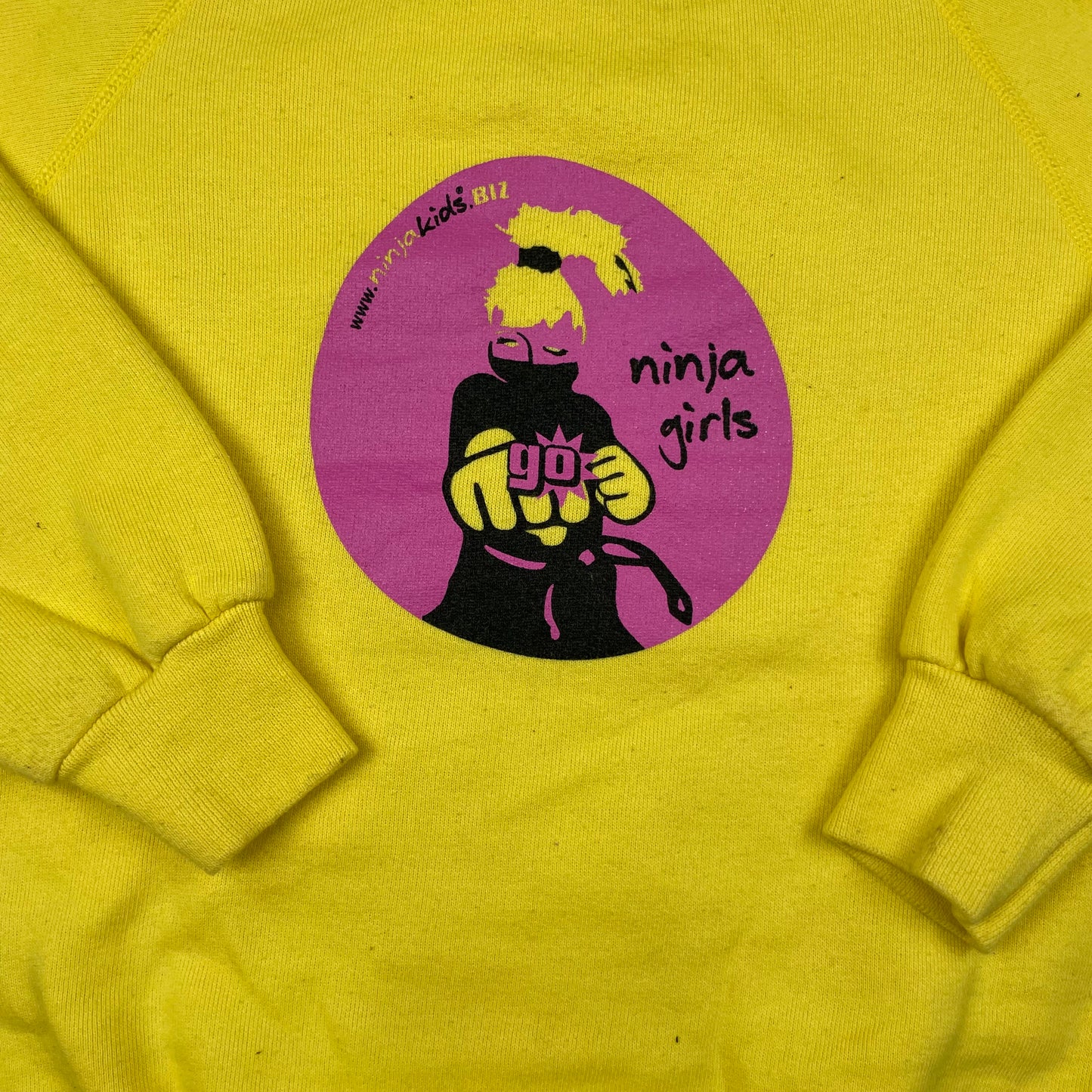 Gelber Pullover mit Ninja-Motiv für Kinder (Größe 7-8 Jahre) – detail