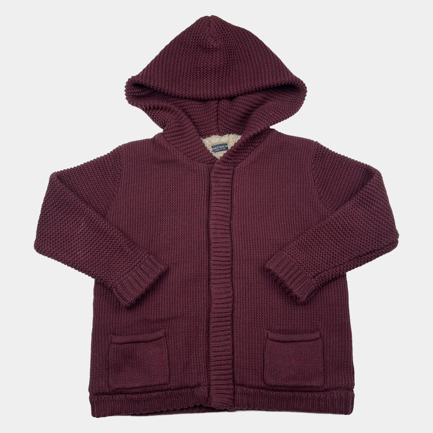 Bordeauxfarbene Kinder Strickjacke mit Kapuze und Taschen. – front