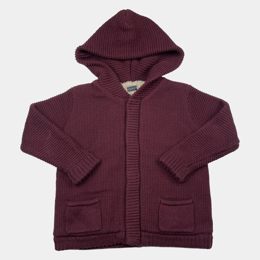 Bordeauxfarbene Kinder Strickjacke mit Kapuze und Taschen. – front