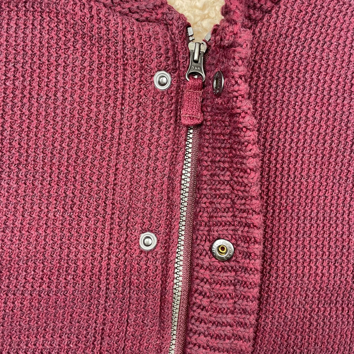 Bordeauxfarbene Kinder Strickjacke mit Kapuze und Taschen. – zip