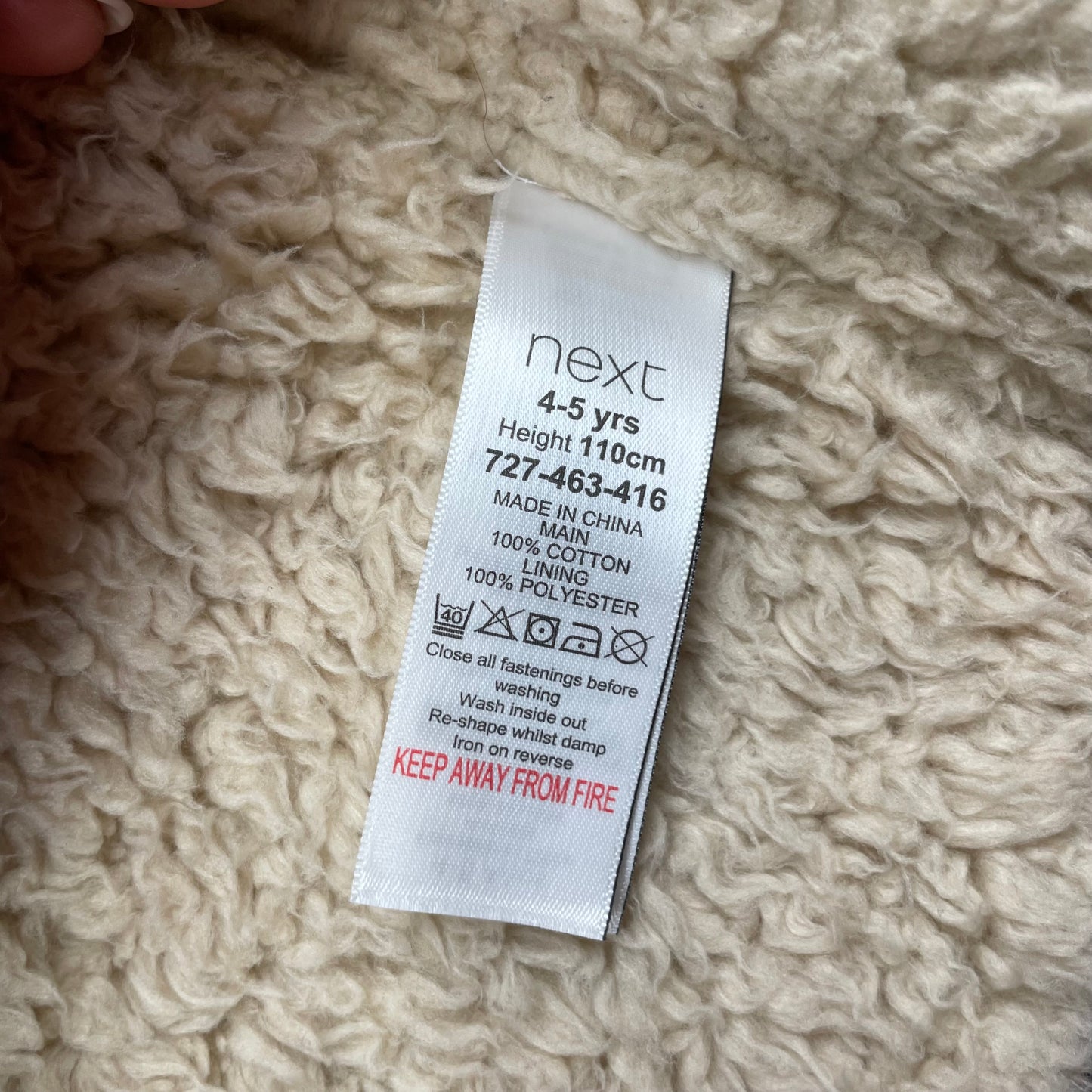 Bordeauxfarbene Kinder Strickjacke mit Kapuze und Taschen. – label