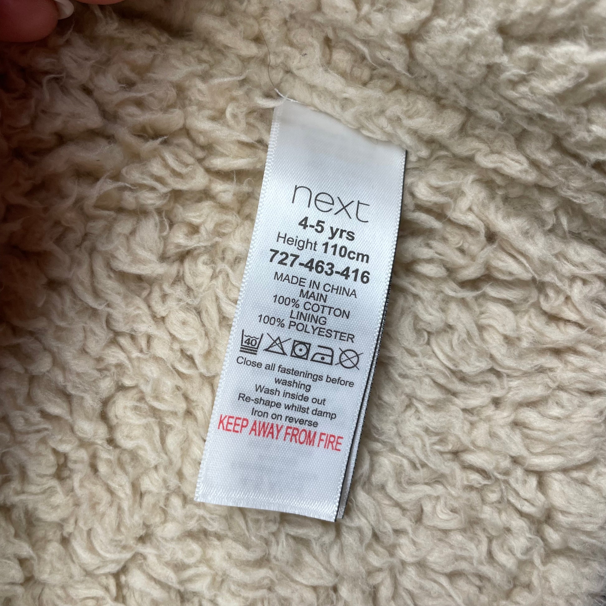 Bordeauxfarbene Kinder Strickjacke mit Kapuze und Taschen. – label