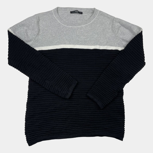 Grauer und schwarzer Pullover aus Baumwolle mit strukturierter Oberfläche und langen Ärmeln. – front