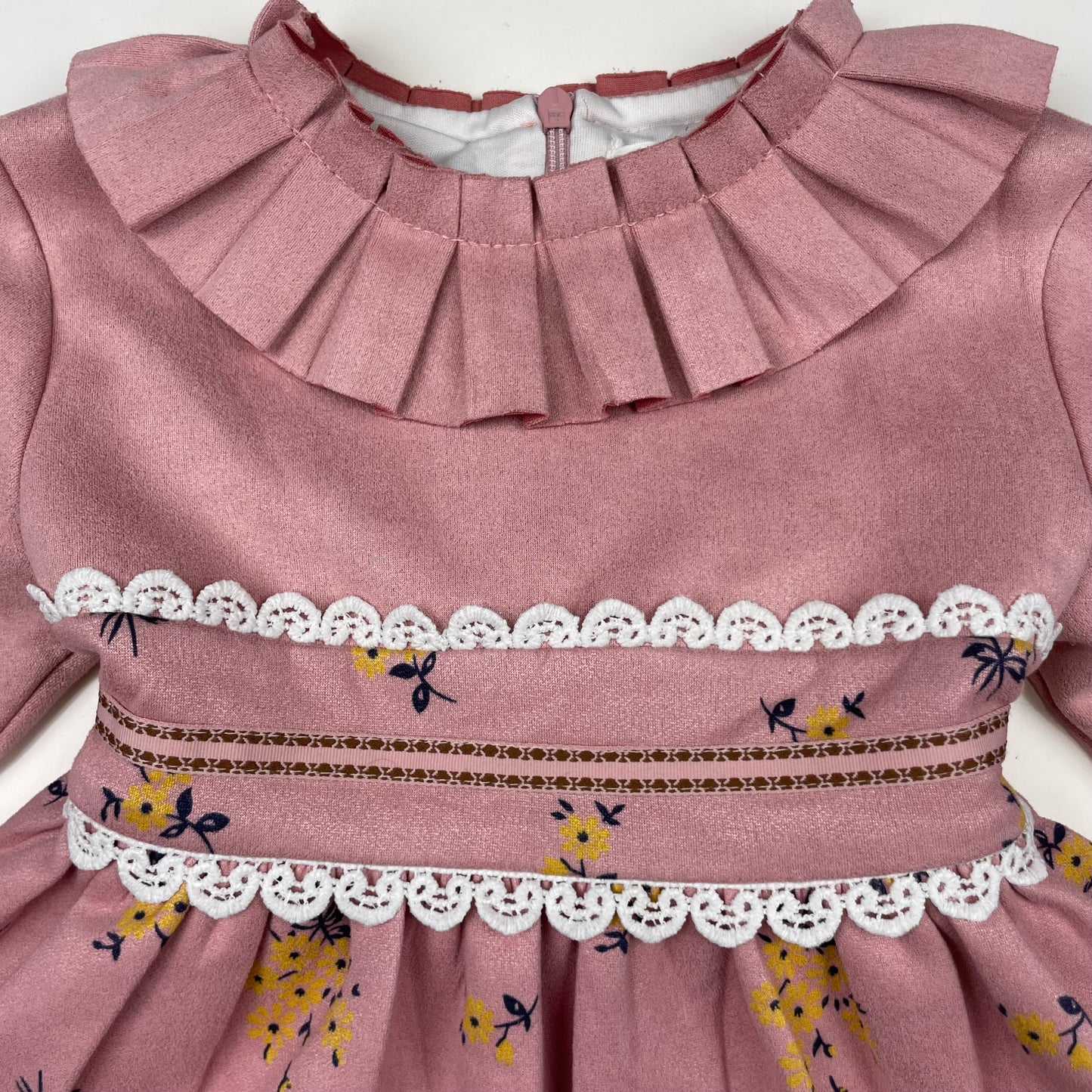 Rosa Kleid mit Blumenmuster und Rüschen für Mädchen – detail