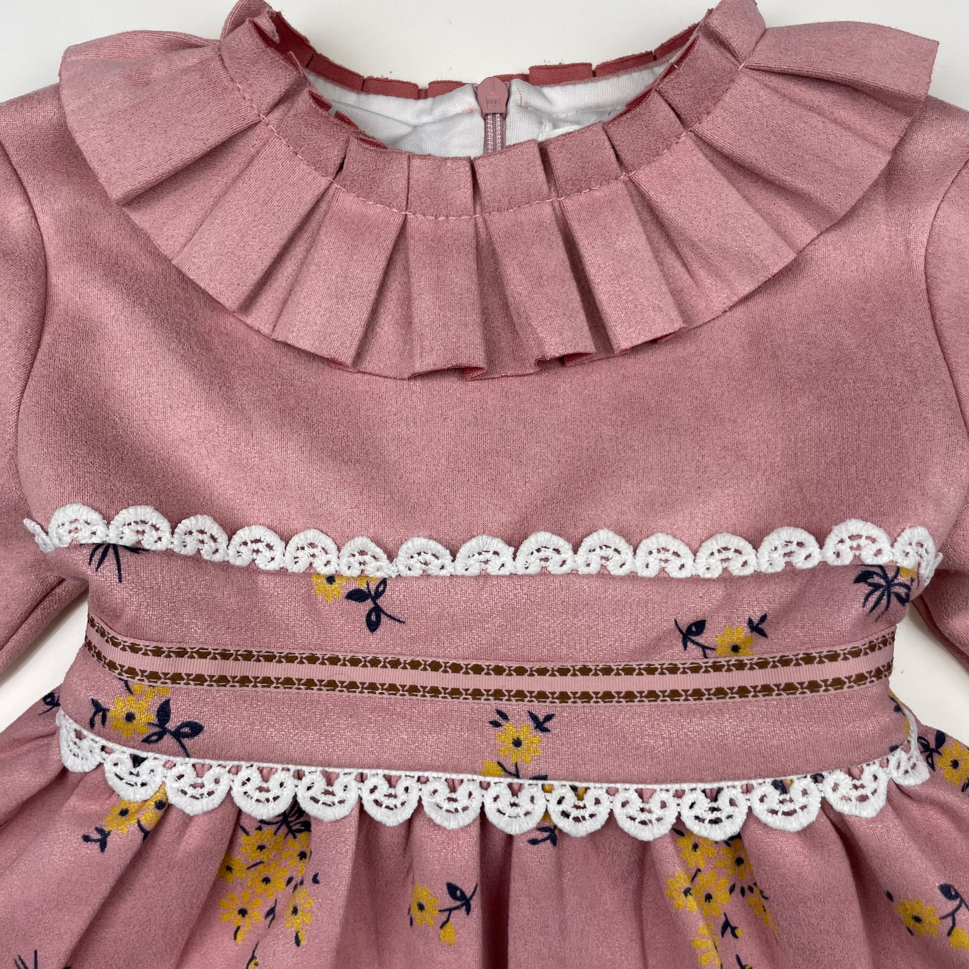 Rosa Kleid mit Blumenmuster und Rüschen für Mädchen – detail