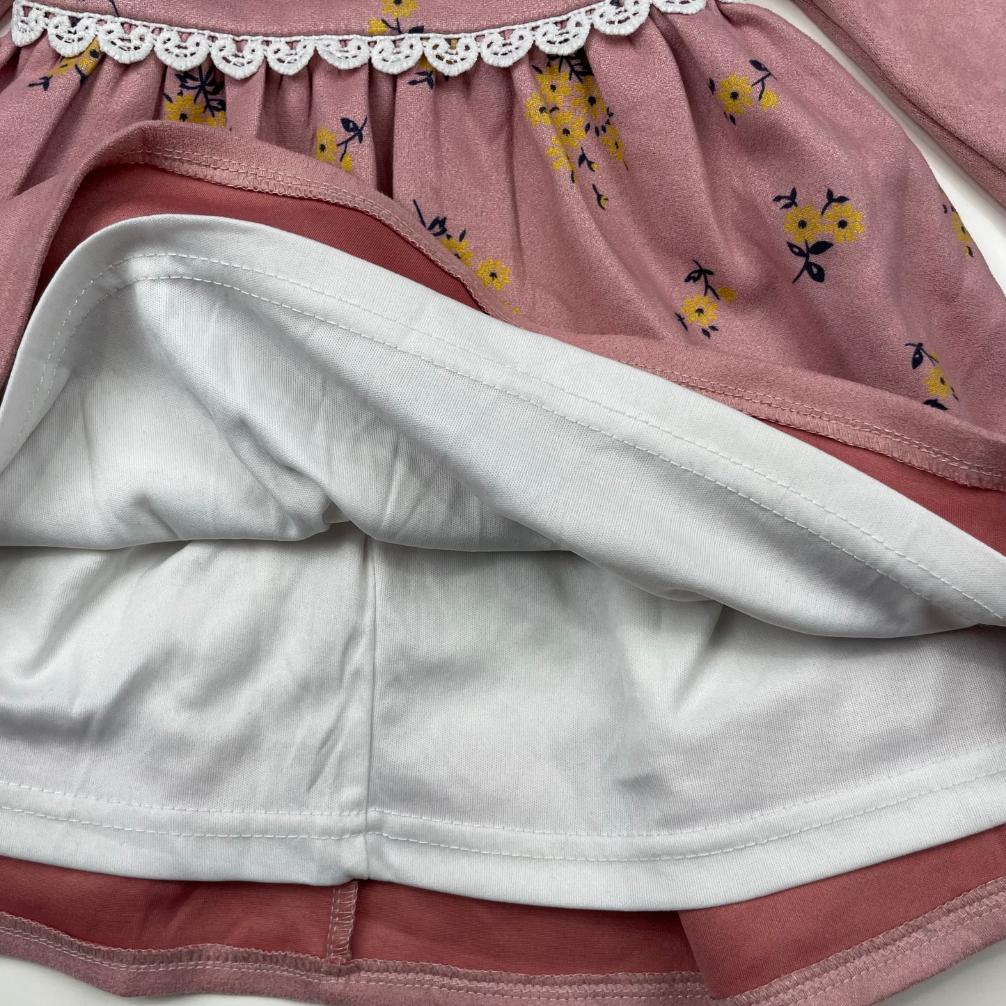 Rosa Kleid mit Blumenmuster und Rüschen für Mädchen – inside