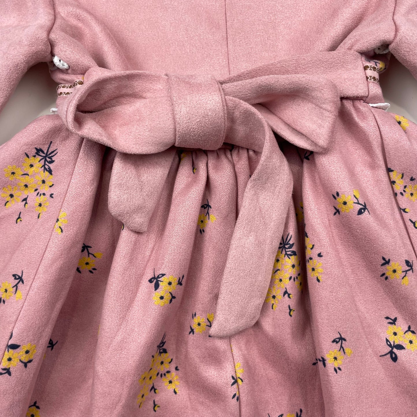 Rosa Kleid mit Blumenmuster und Rüschen für Mädchen – close‑up