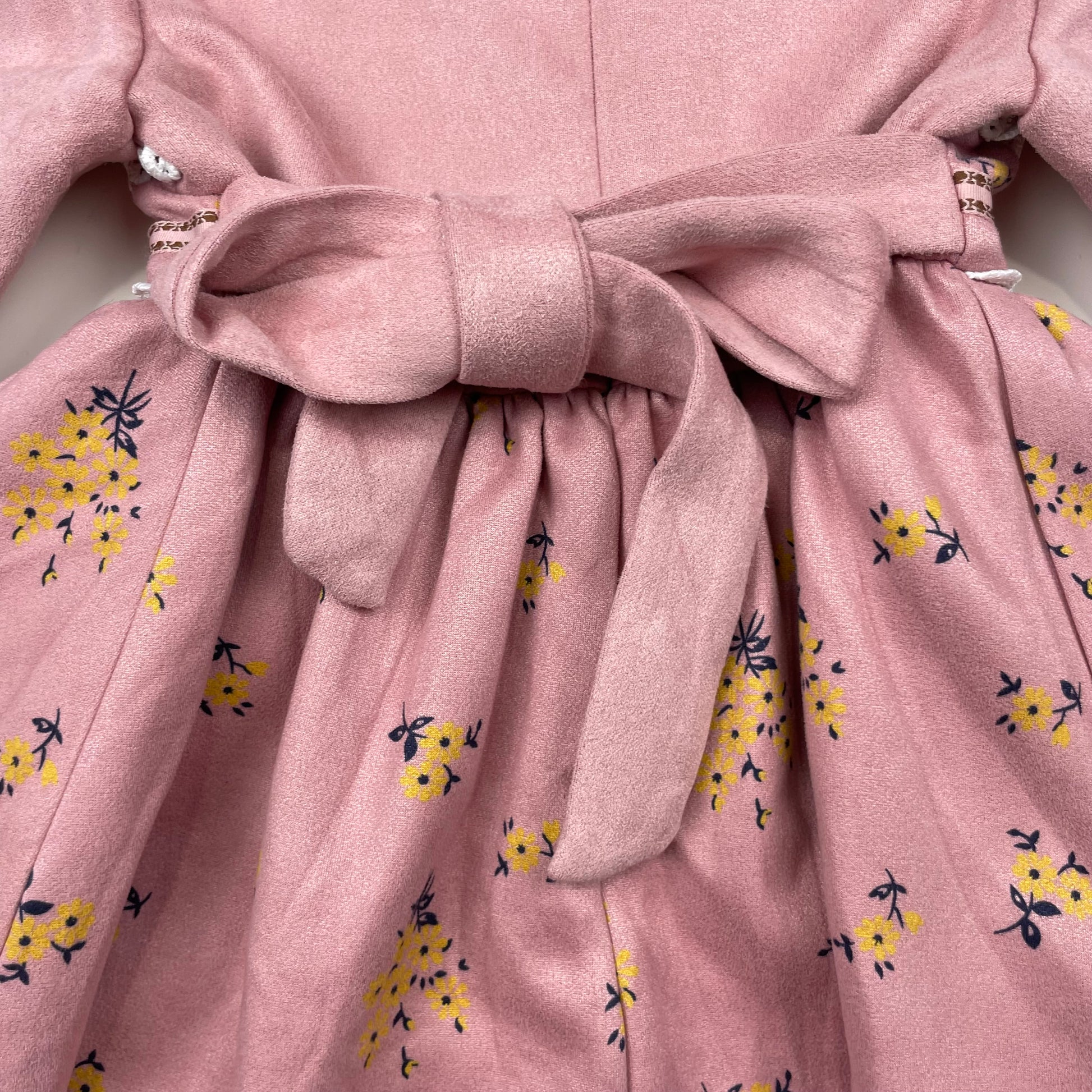 Rosa Kleid mit Blumenmuster und Rüschen für Mädchen – close‑up