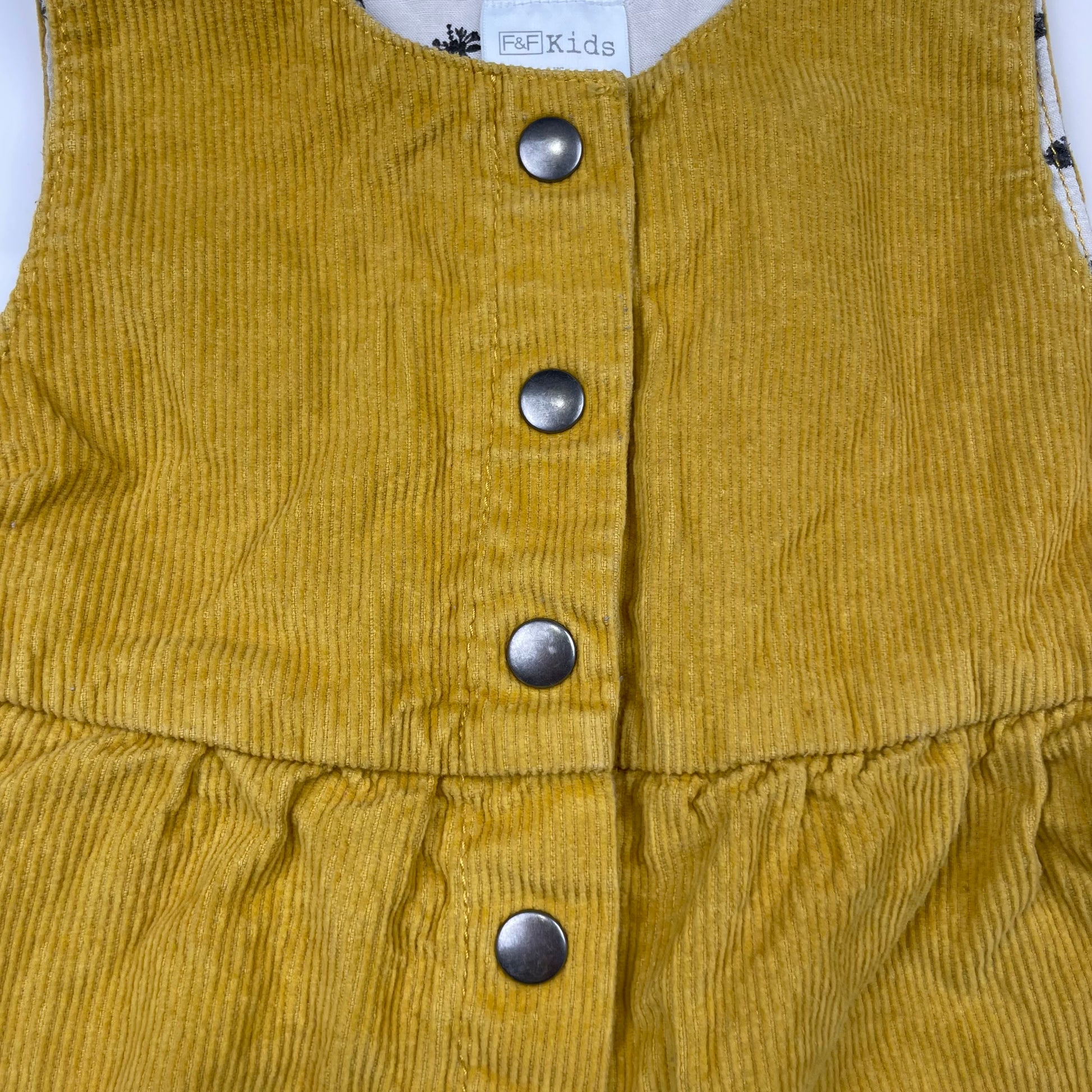 Gelber Cord-Overall mit Taschen und Knöpfen von F&F, Größe 2-3 Jahre – close‑up