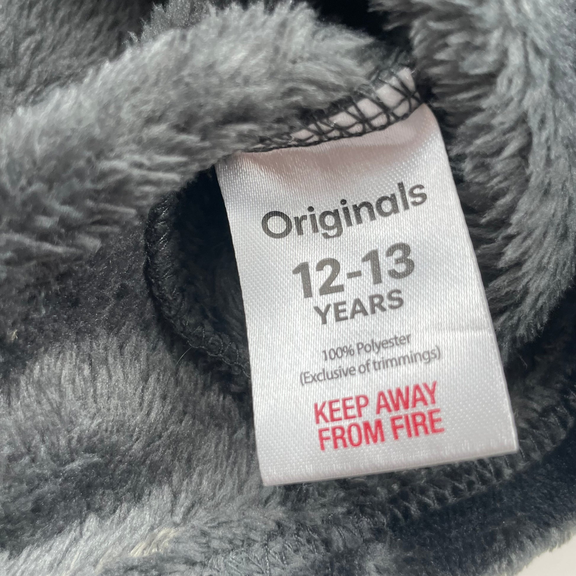 Grauer Samt-Schlafanzug mit Slogan 