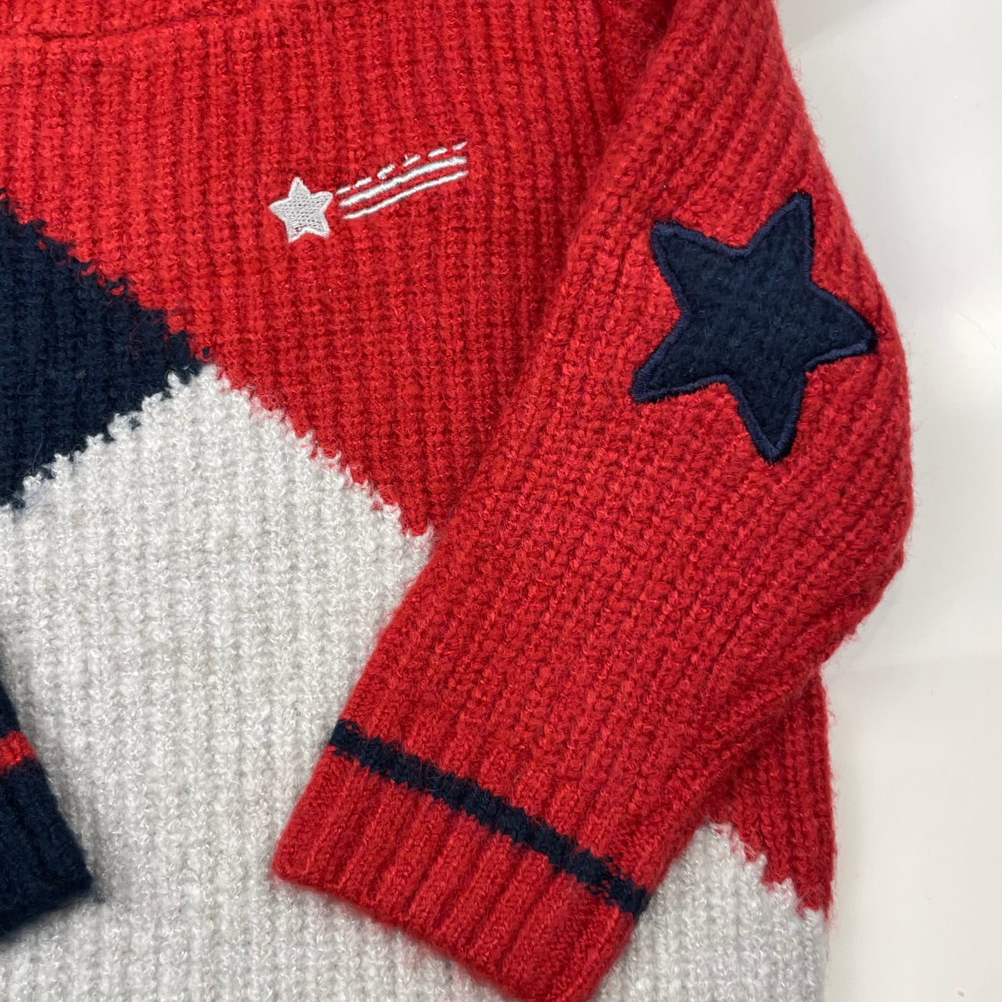 Roter Kapuzenpullover mit Sternenapplikationen für Kinder – detail