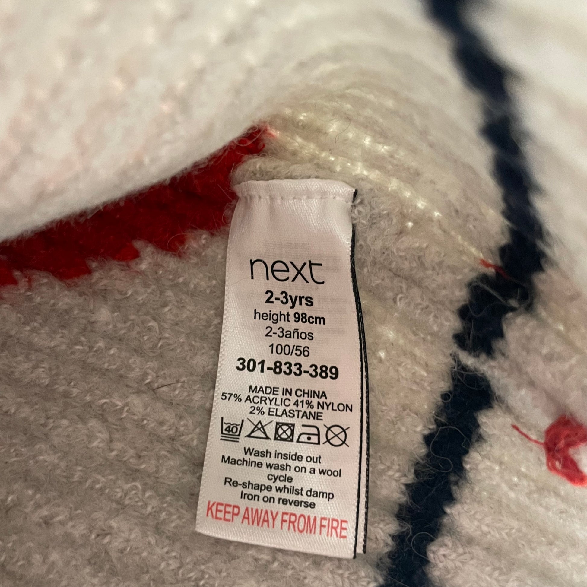 Roter Kapuzenpullover mit Sternenapplikationen für Kinder – label