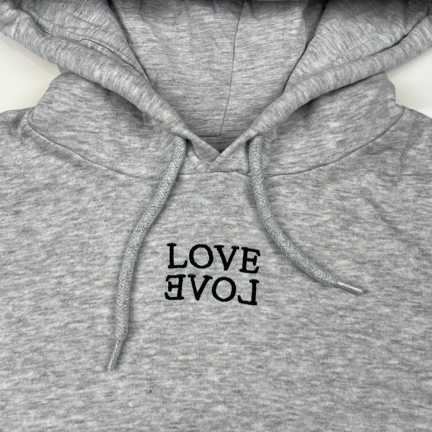 Grauer Kapuzenpullover mit LOVE-Aufdruck in Größe XS – close‑up