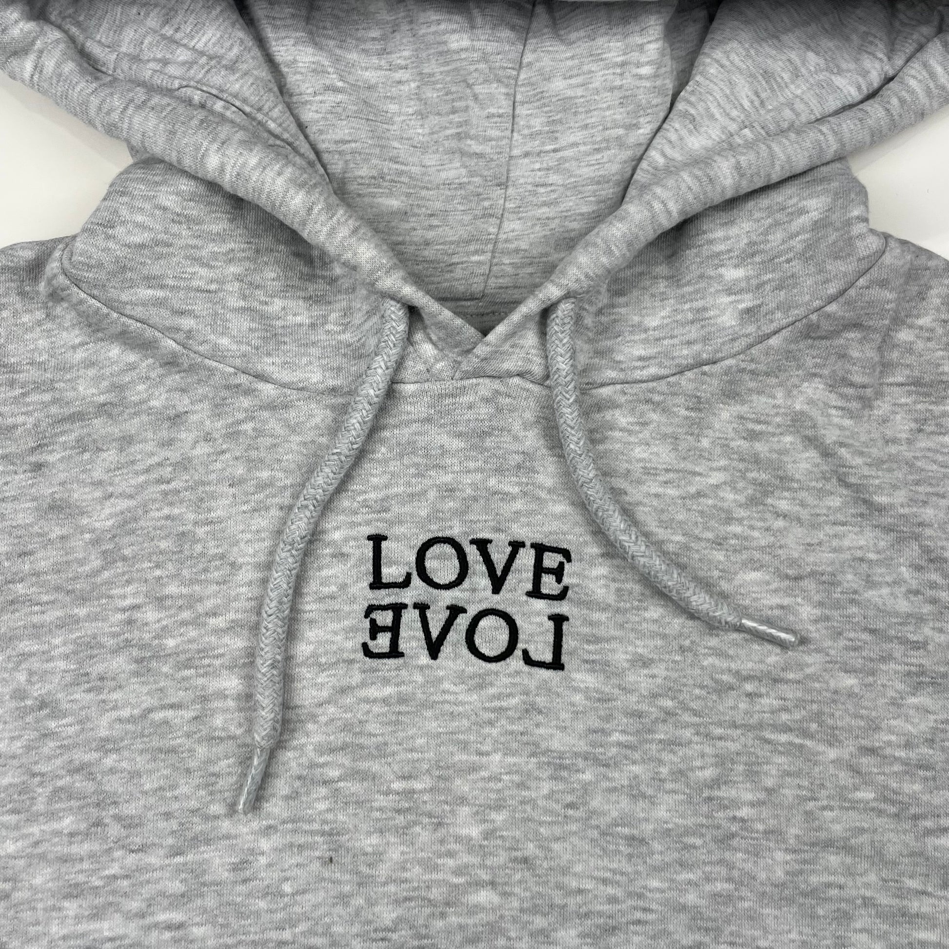 Grauer Kapuzenpullover mit LOVE-Aufdruck in Größe XS – close‑up