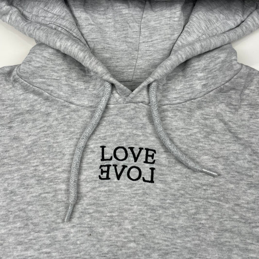 Grauer Kapuzenpullover mit LOVE-Aufdruck in Größe XS – close‑up
