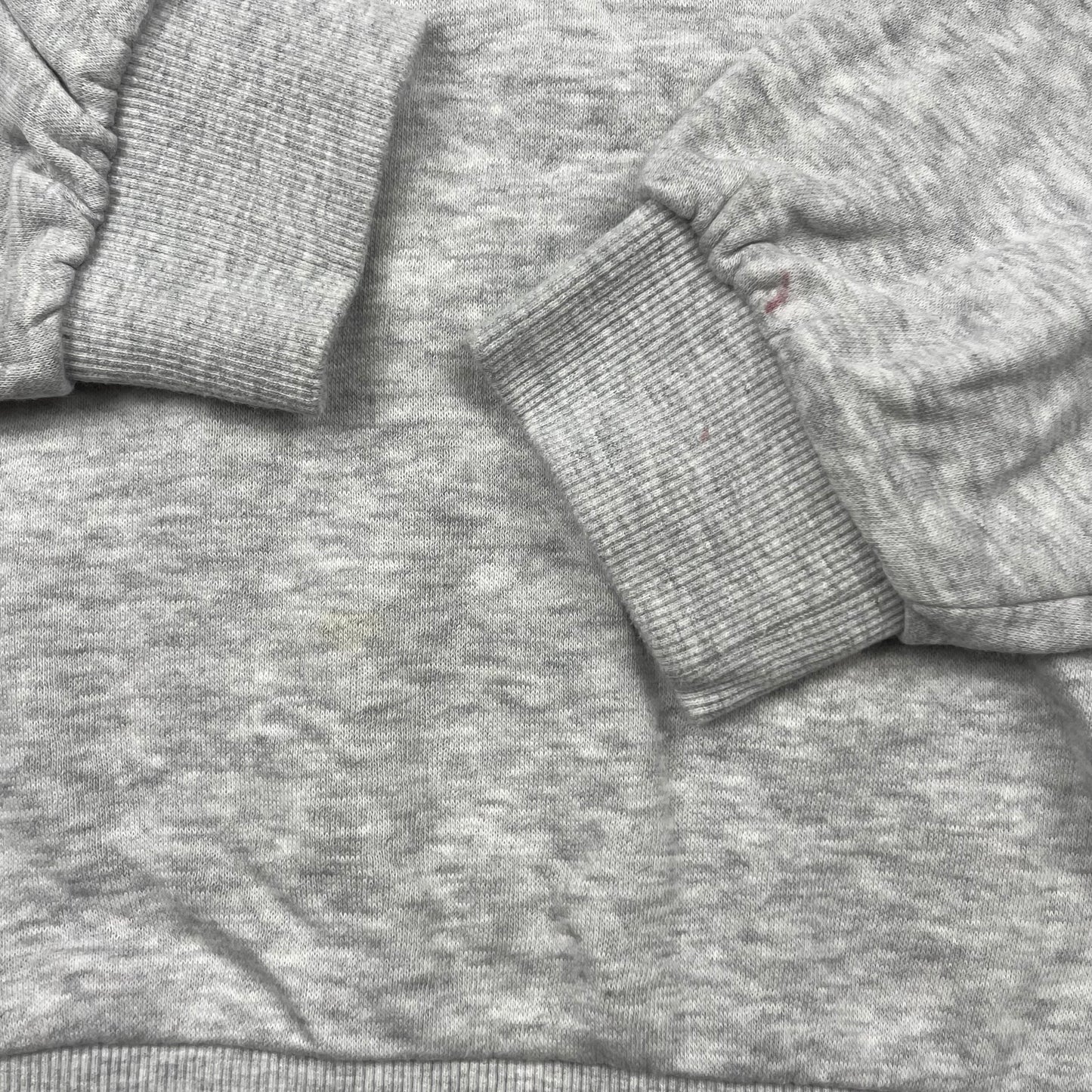 Grauer Kapuzenpullover mit LOVE-Aufdruck in Größe XS – detail