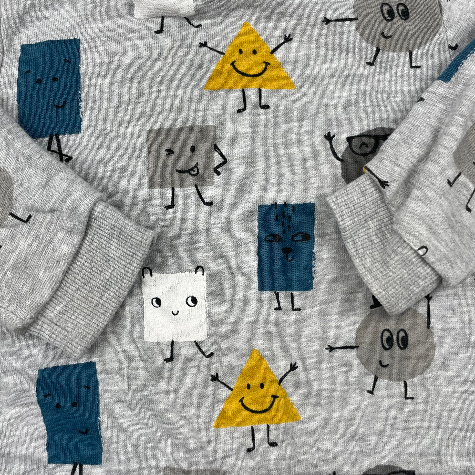 Grauer Pullover mit geometrischem Muster und langen Ärmeln für Babys, Größe 74. – detail