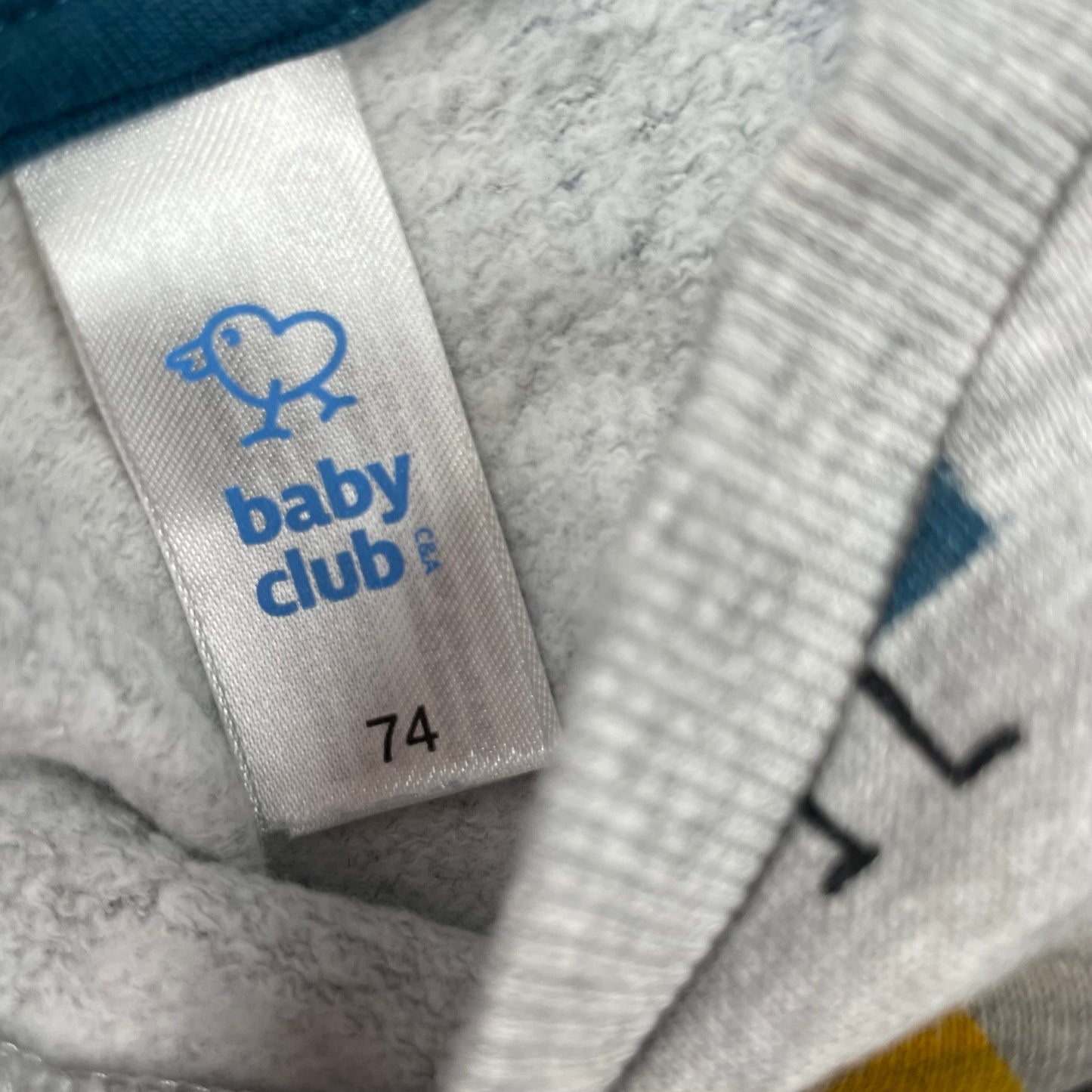 Grauer Pullover mit geometrischem Muster und langen Ärmeln für Babys, Größe 74. – label