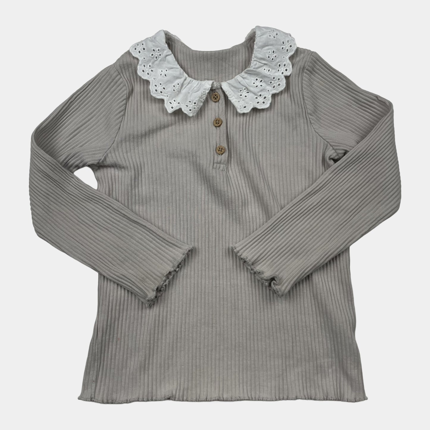 Beiges Langarmshirt mit weißem Spitzenkragen und Knopfdetails – front