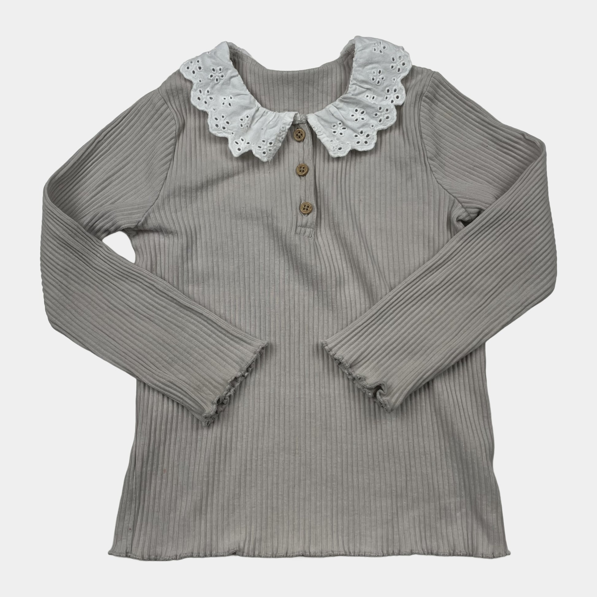 Beiges Langarmshirt mit weißem Spitzenkragen und Knopfdetails – front