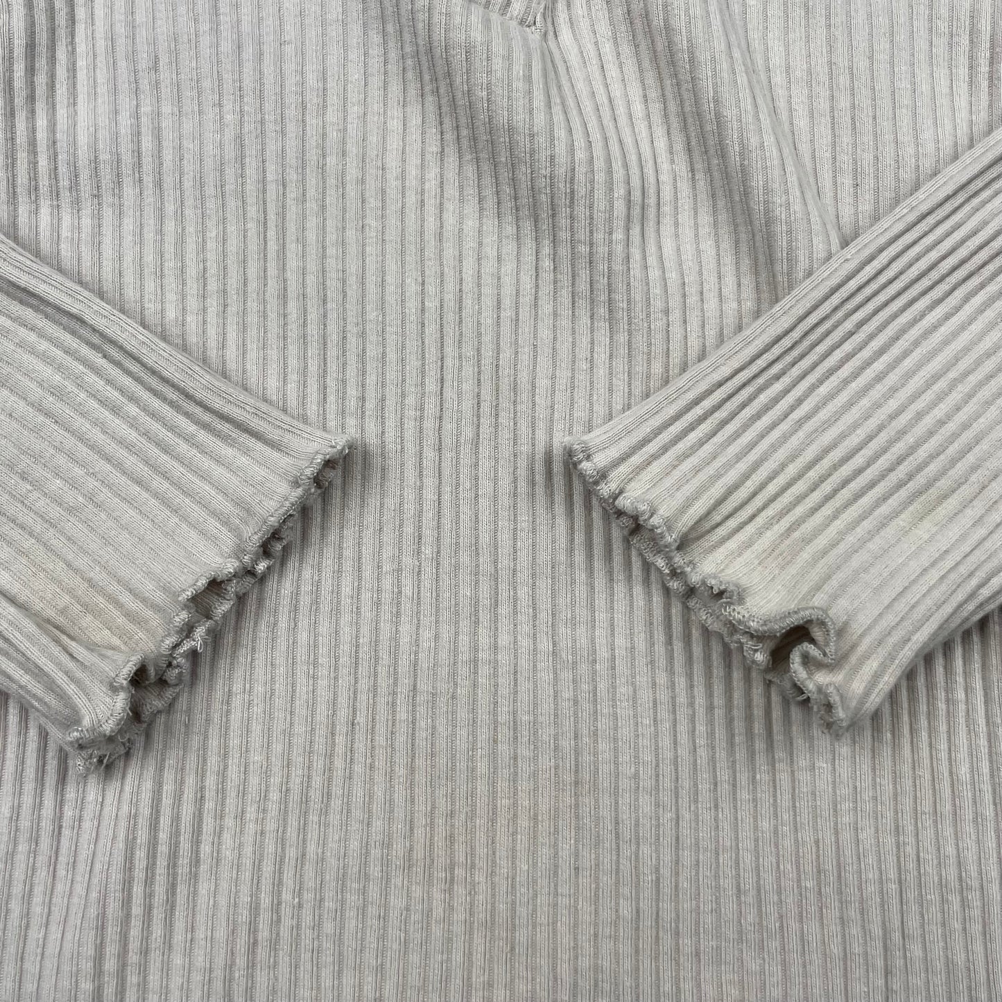 Beiges Langarmshirt mit weißem Spitzenkragen und Knopfdetails – detail
