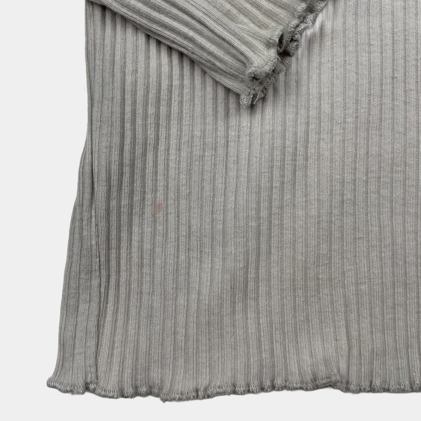 Beiges Langarmshirt mit weißem Spitzenkragen und Knopfdetails – fabric