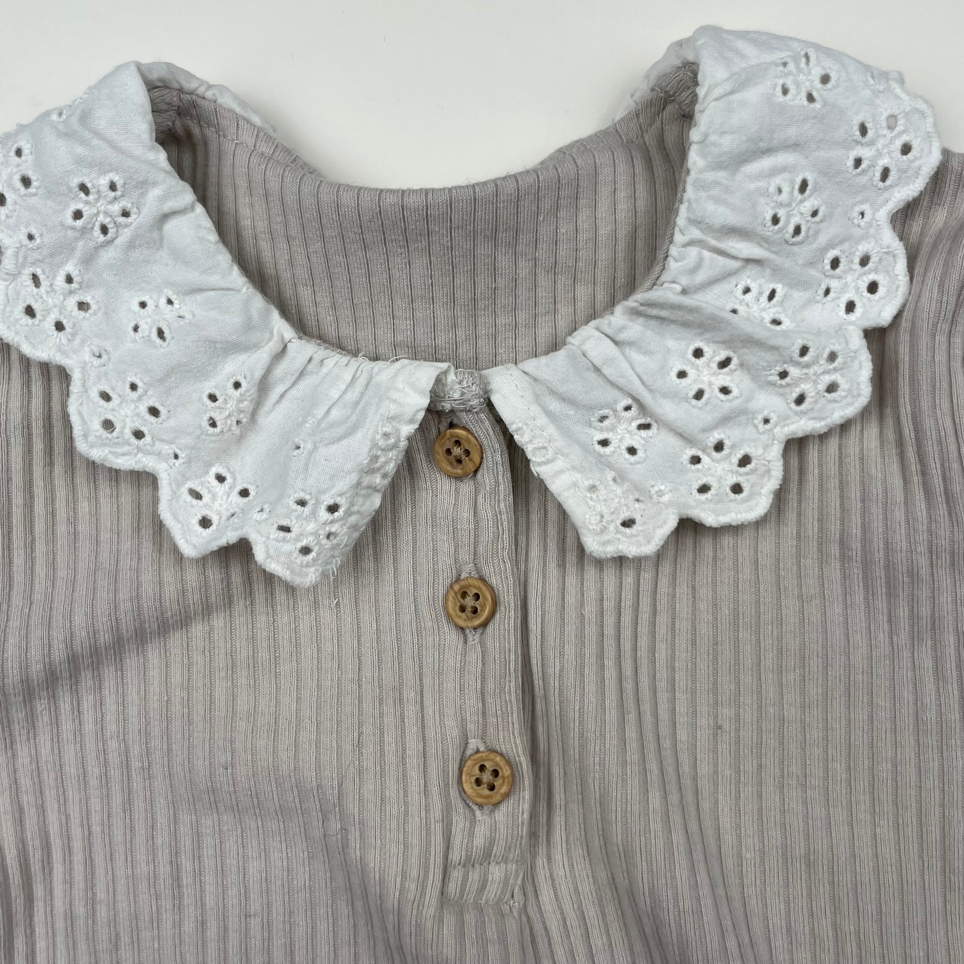 Beiges Langarmshirt mit weißem Spitzenkragen und Knopfdetails – collar