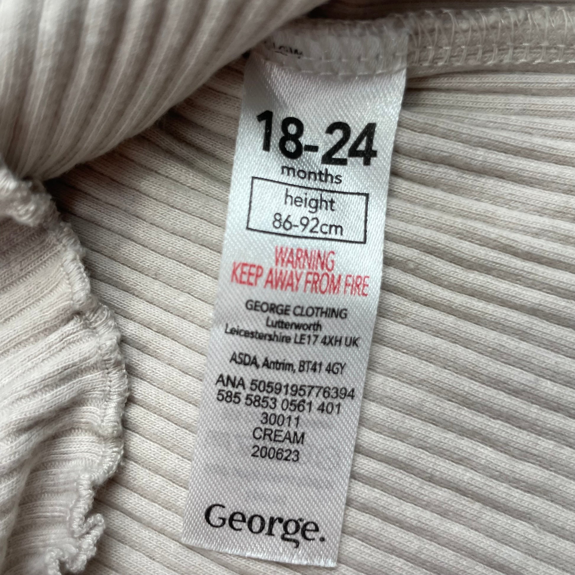 Beiges Langarmshirt mit weißem Spitzenkragen und Knopfdetails – label