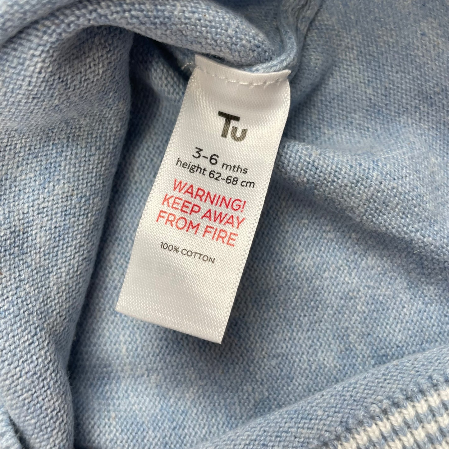 Hellblauer Baumwoll-Pullover mit Knopfleiste und Kragen – label