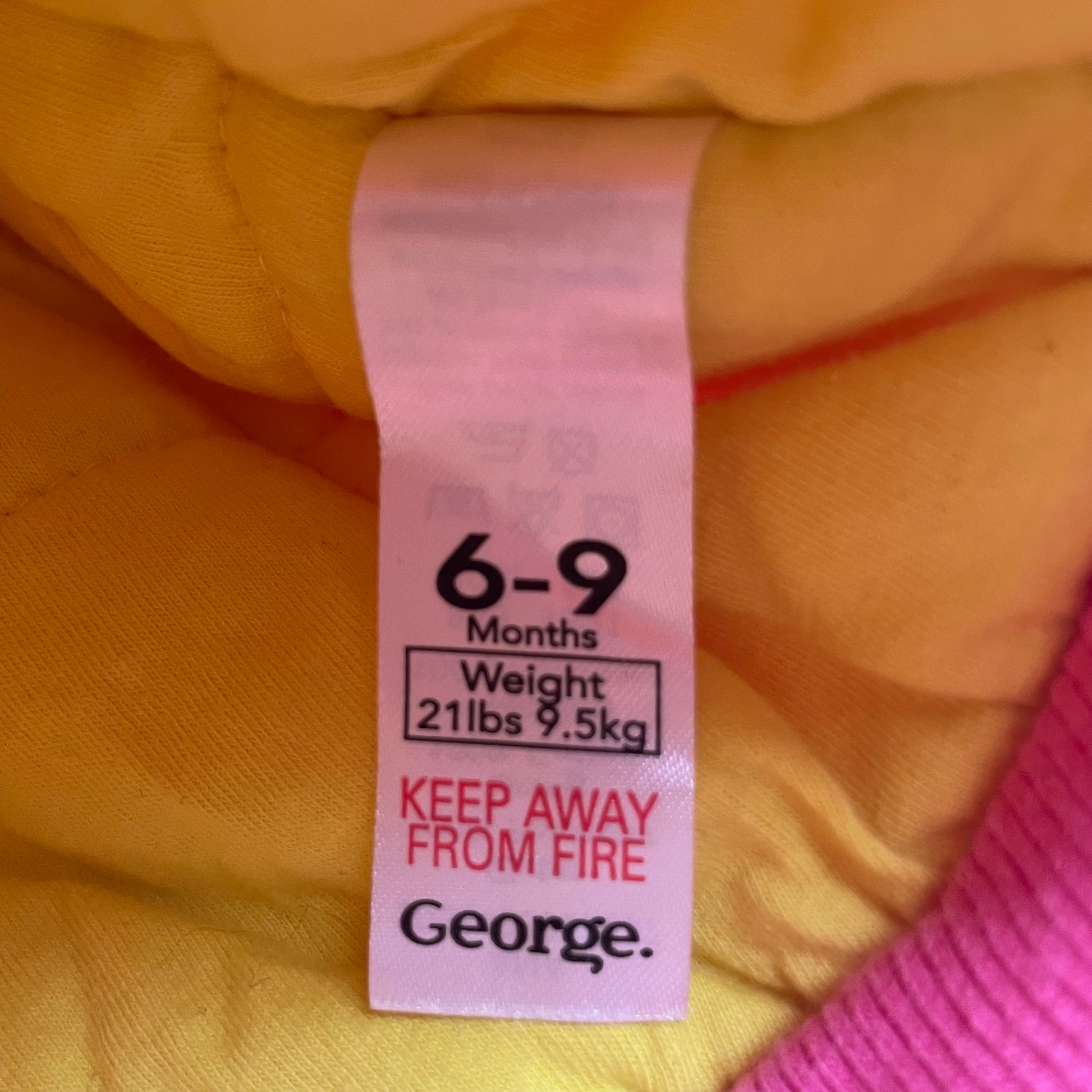 Rosa Weste mit Kapuze, Regenbogenmotiv und gelbem Futter – label