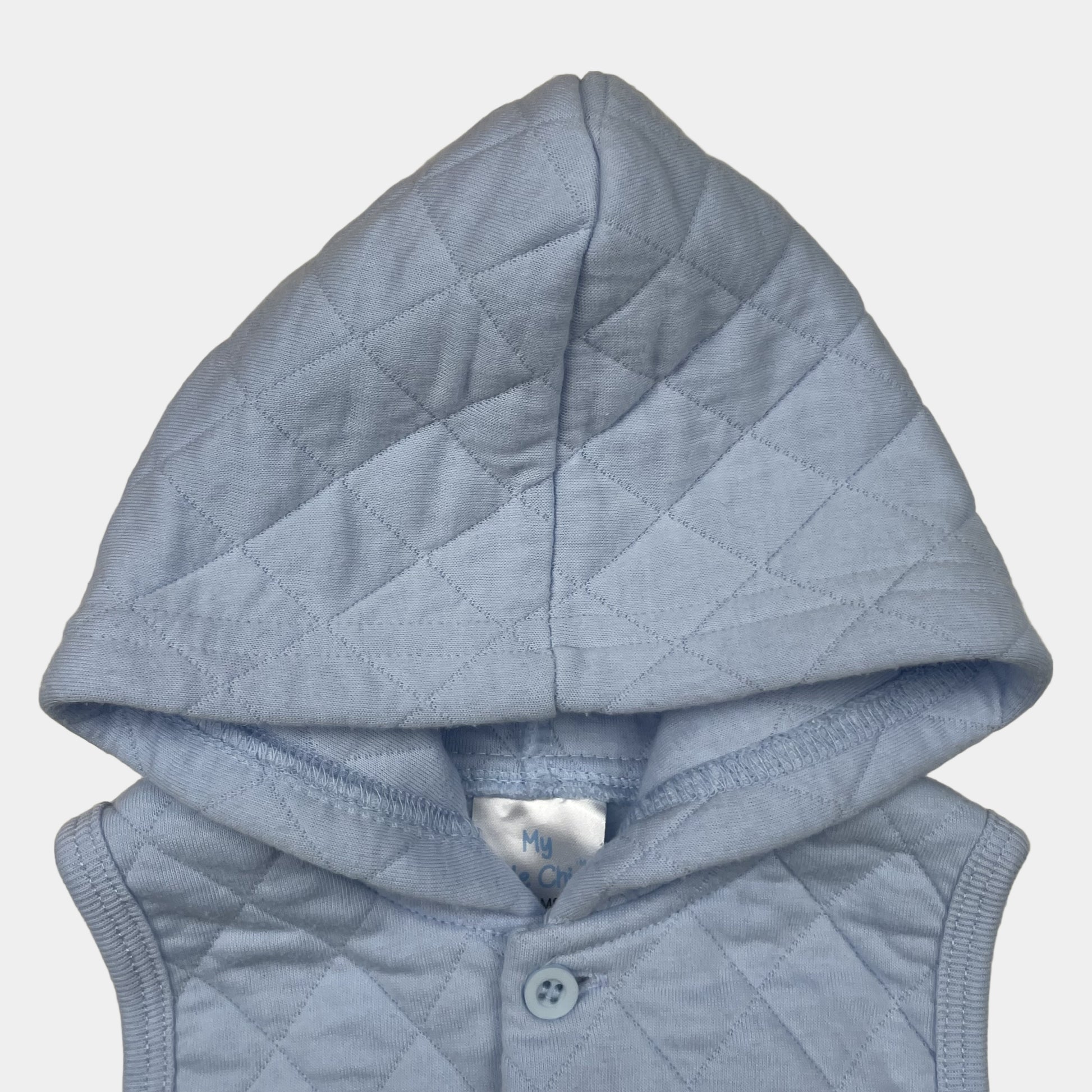 Blaue Polyester-Baumwoll-Weste mit Kapuze und gestepptem Design. – flatlay