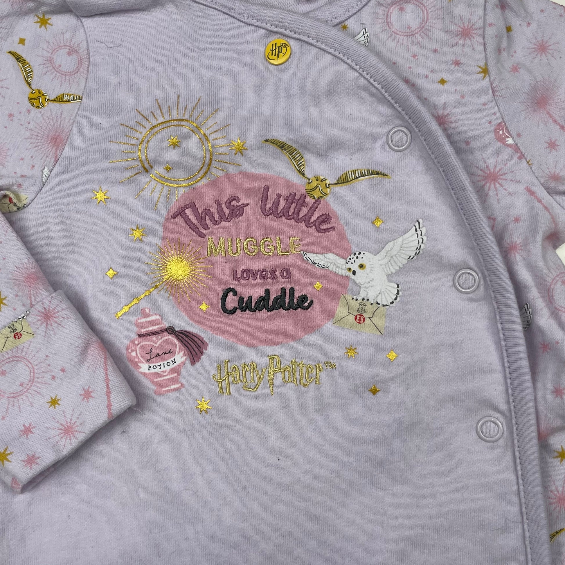 Lila Baumwoll-Overall mit Harry Potter-Motiv für Babys – detail