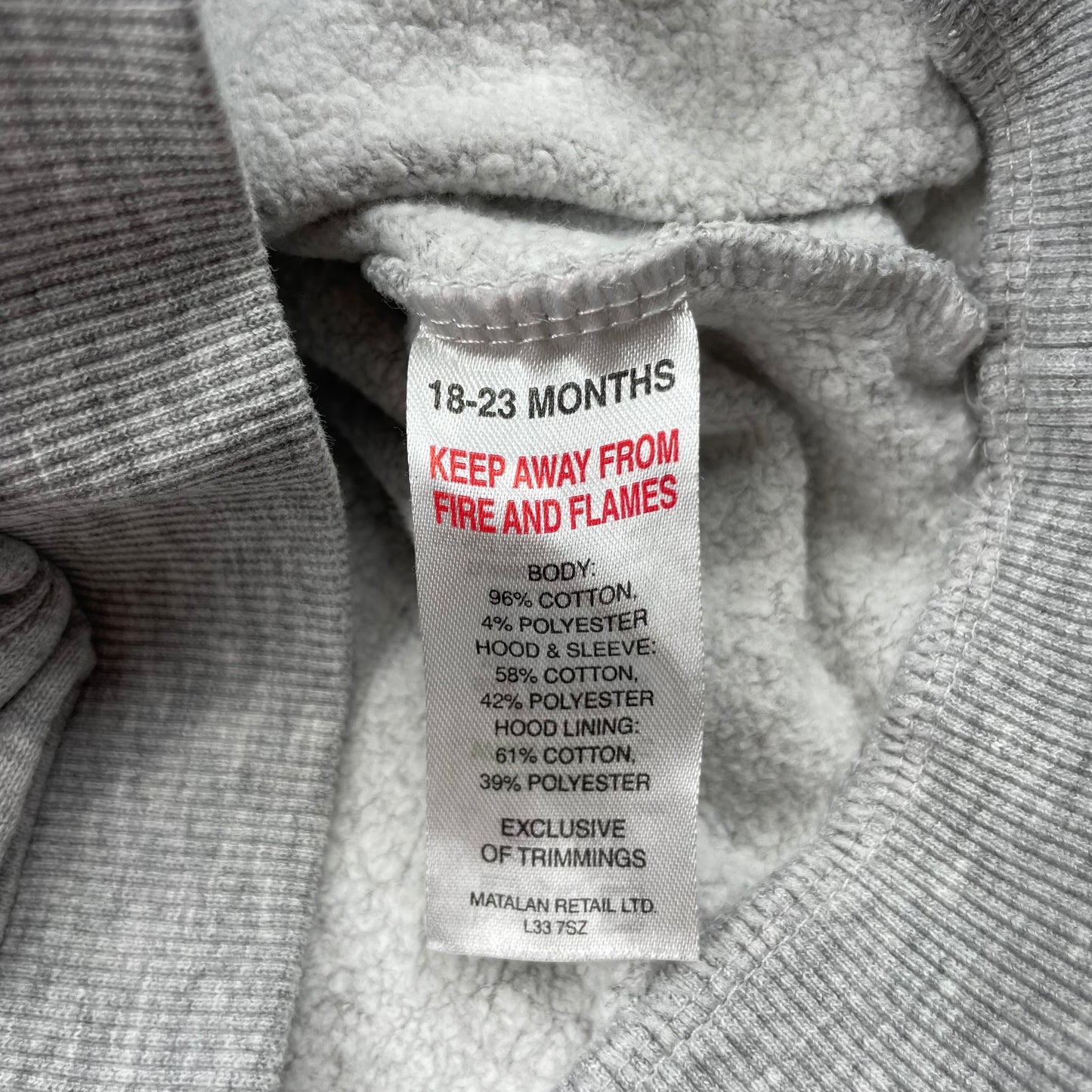 Grau-roter Hoodie mit Schriftzug 'BEING COOL RUNS IN THE FAMILY' für 18-23 Monate – label