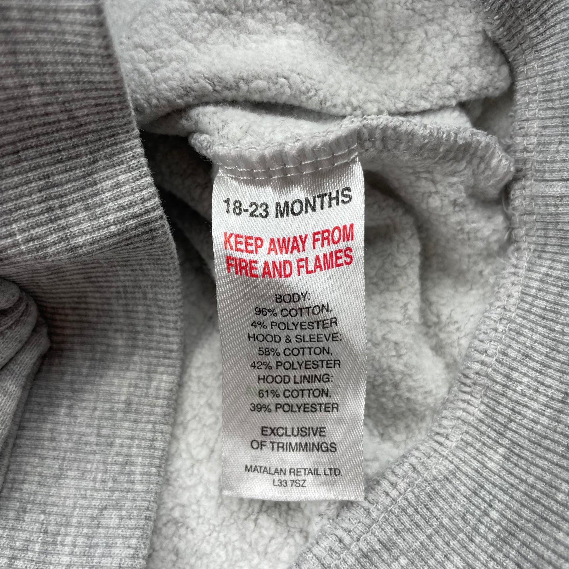 Grau-roter Hoodie mit Schriftzug 'BEING COOL RUNS IN THE FAMILY' für 18-23 Monate – label