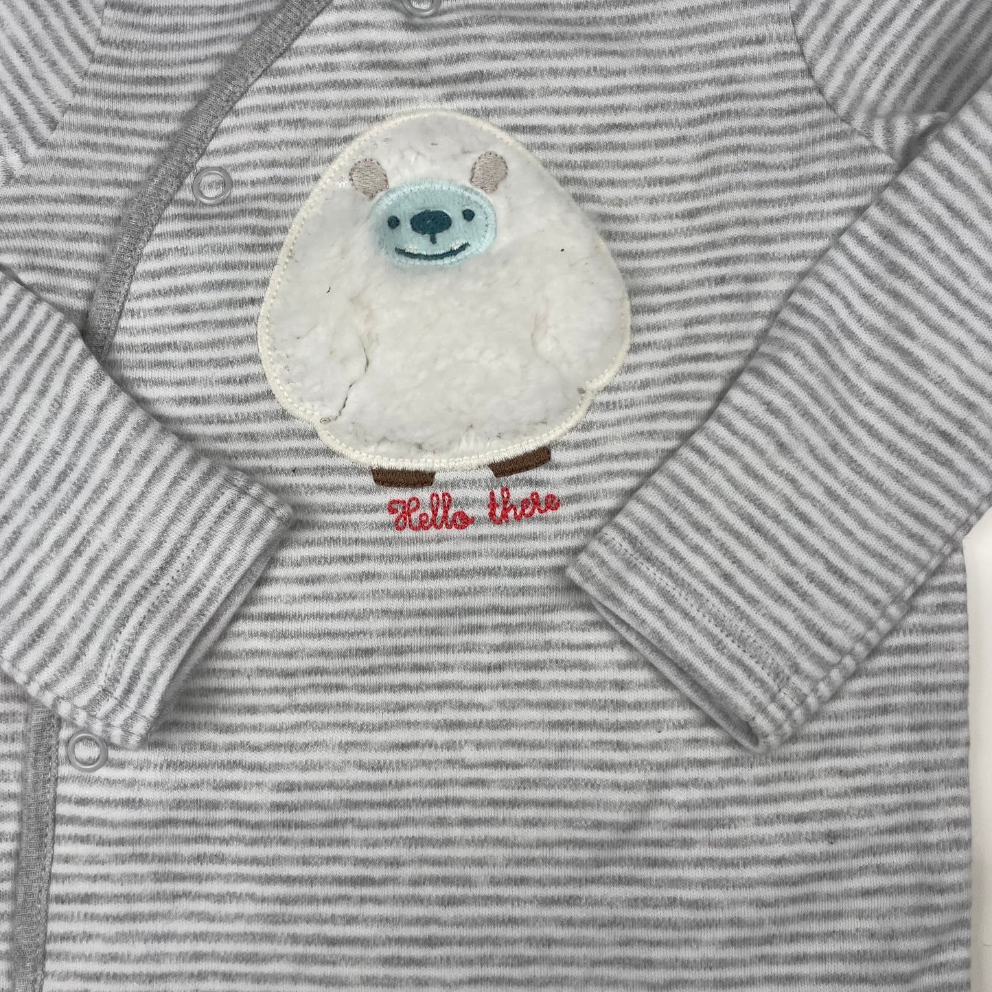 Grauer Overall mit Yeti-Motiv – detail