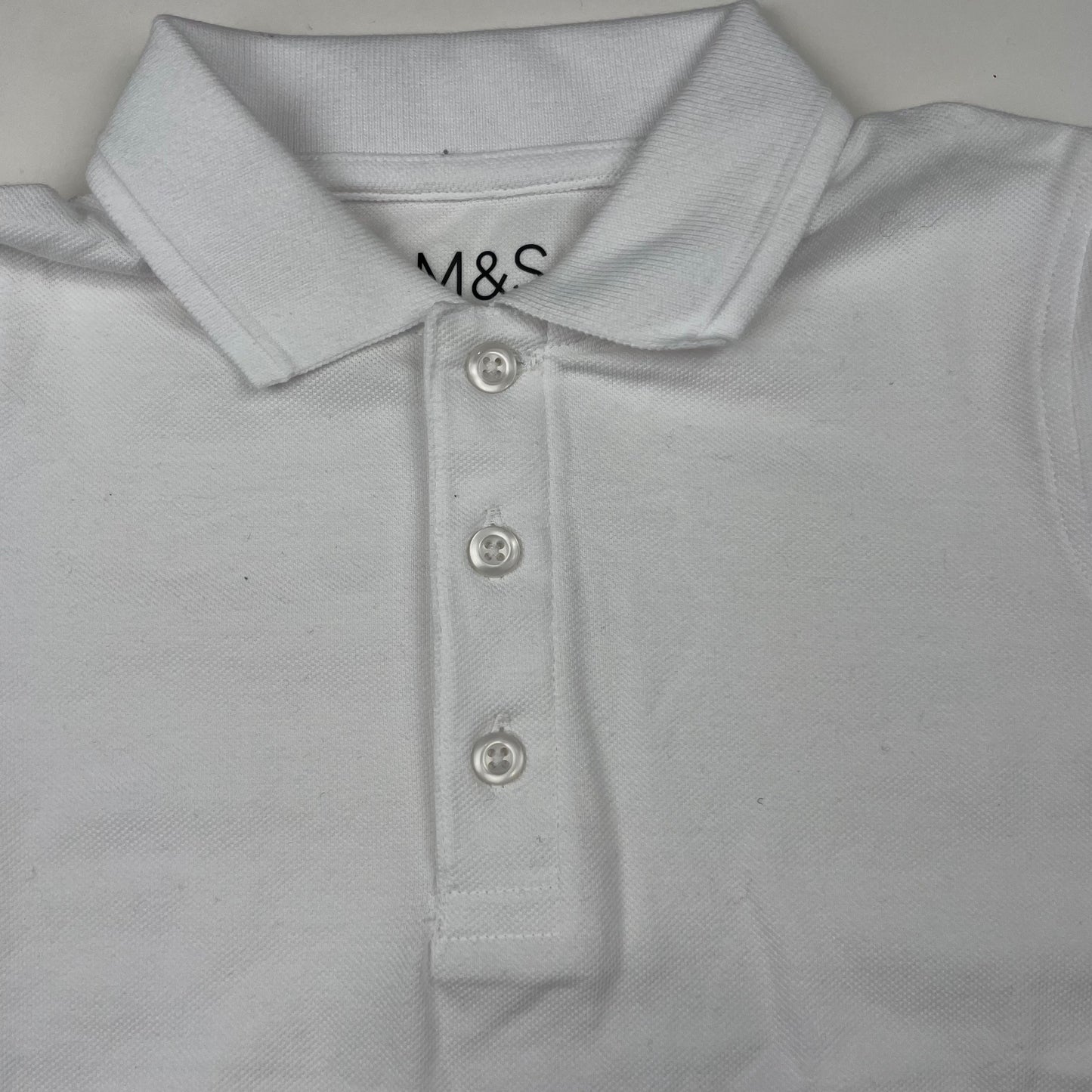 Weißes Baumwoll-Poloshirt mit kurzem Kragen und Knopfleiste – collar