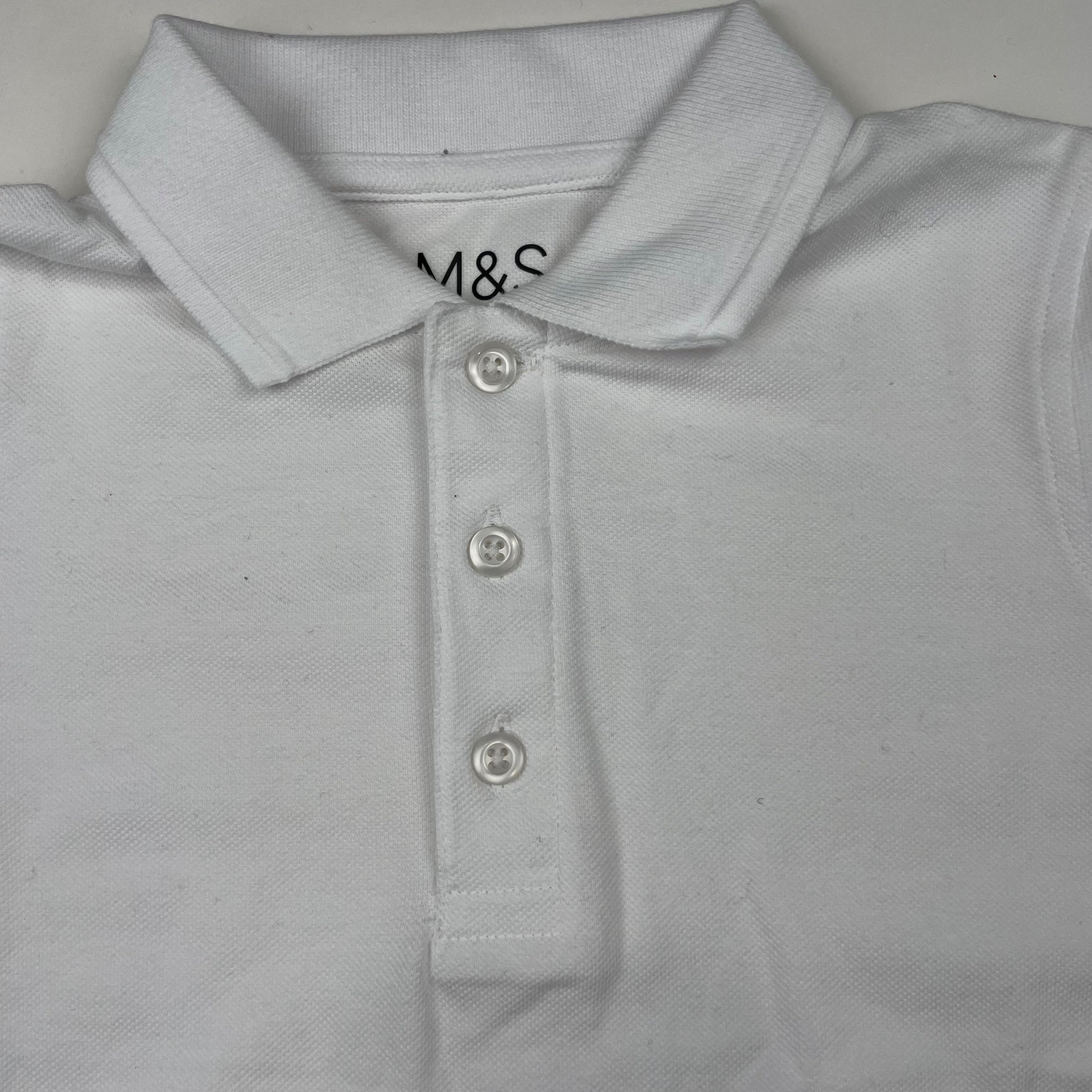 Weißes Baumwoll-Poloshirt mit kurzem Kragen und Knopfleiste – collar