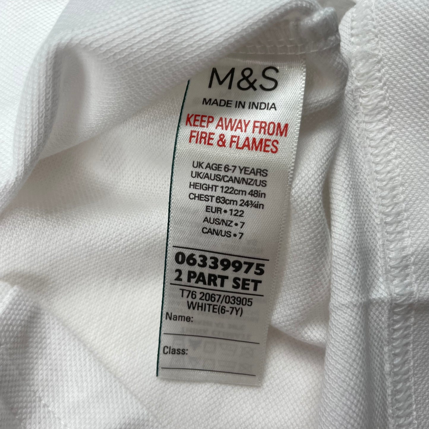 Weißes Baumwoll-Poloshirt mit kurzem Kragen und Knopfleiste – label