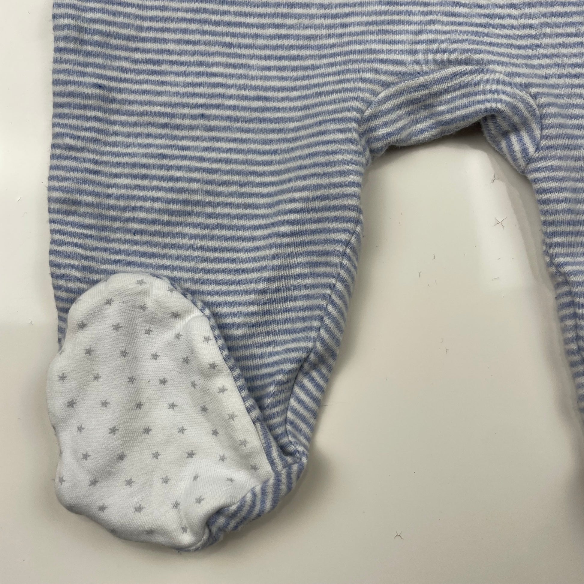 Blaugrauer gestreifter Baumwoll-Schlafanzug mit weißem Fußmuster und 