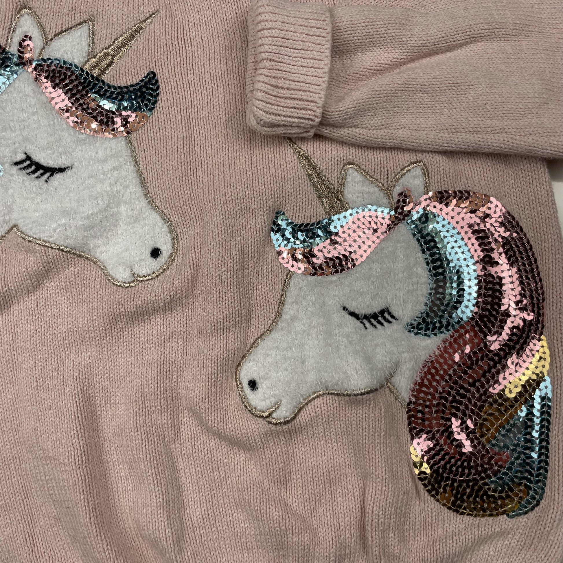 Rosa Pullover mit Einhorn-Motiv und Pailletten – detail